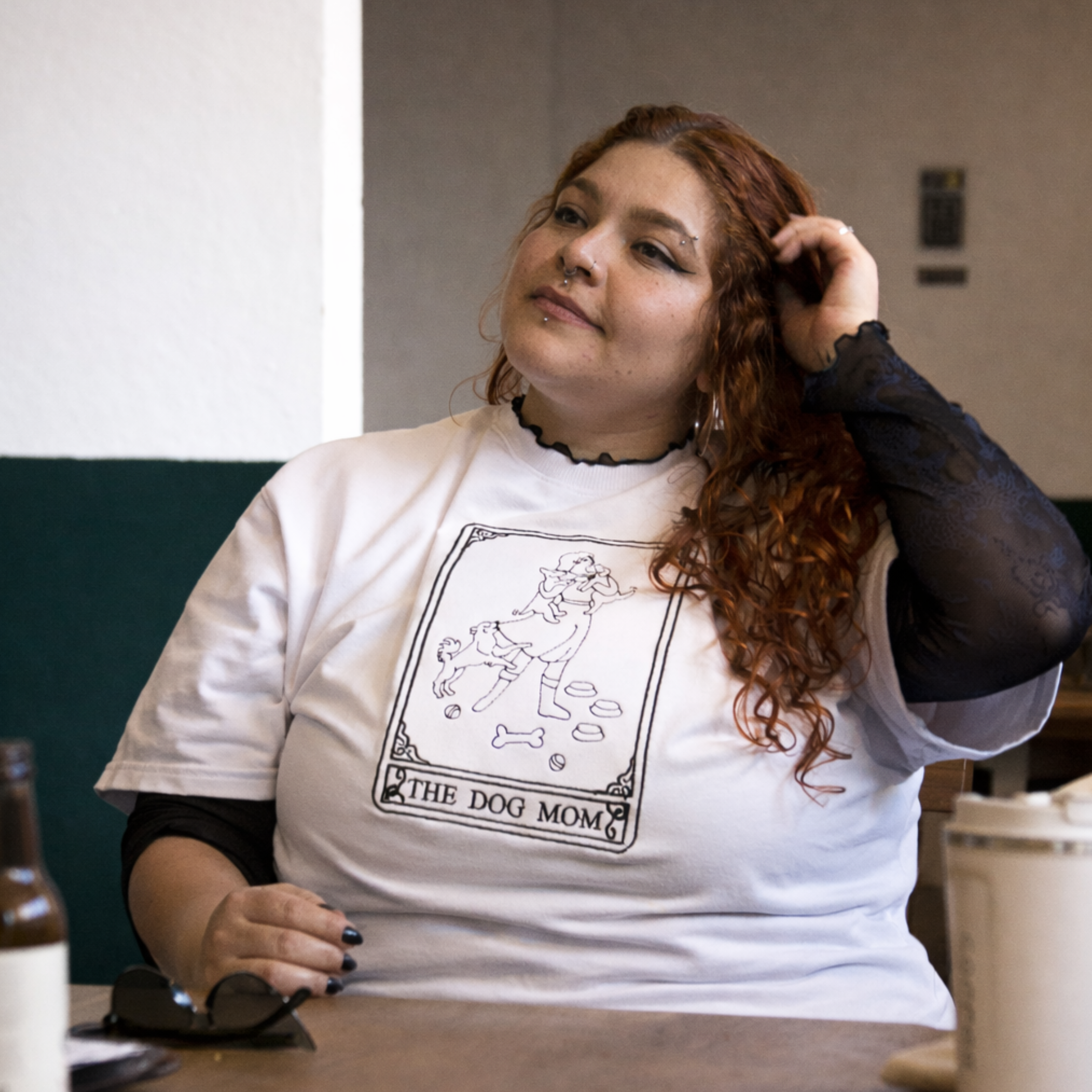 Camiseta Blanca Bordada "The Dog Mom"