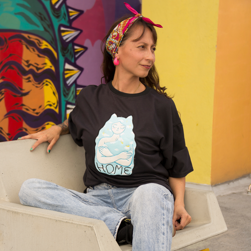 Camiseta Bordada Oversize "Cat Home" Negra