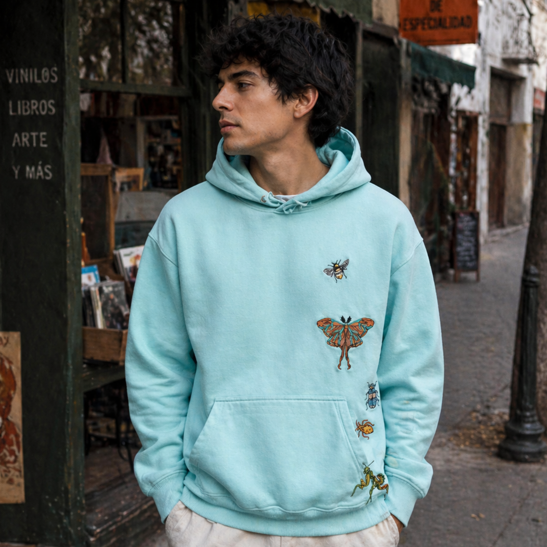 Hoodie Bordado Insectos Azul Menta