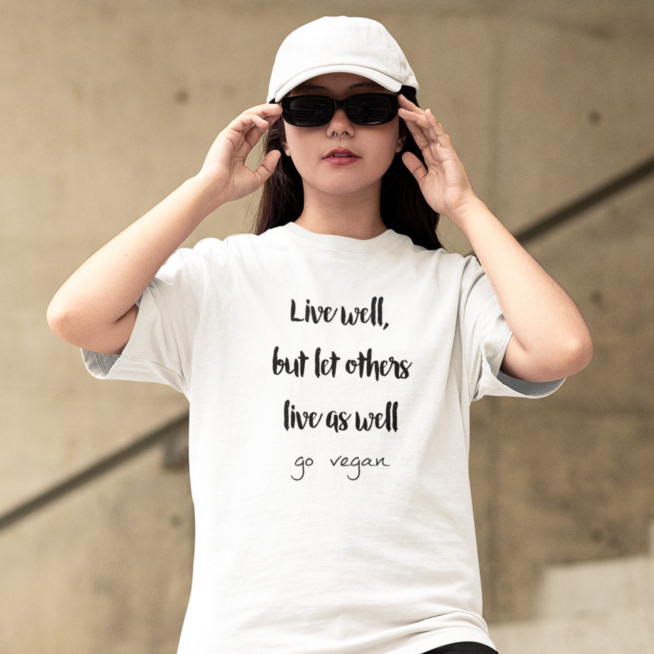 Camiseta Blanca Estampada "Live well, but let other live as well"