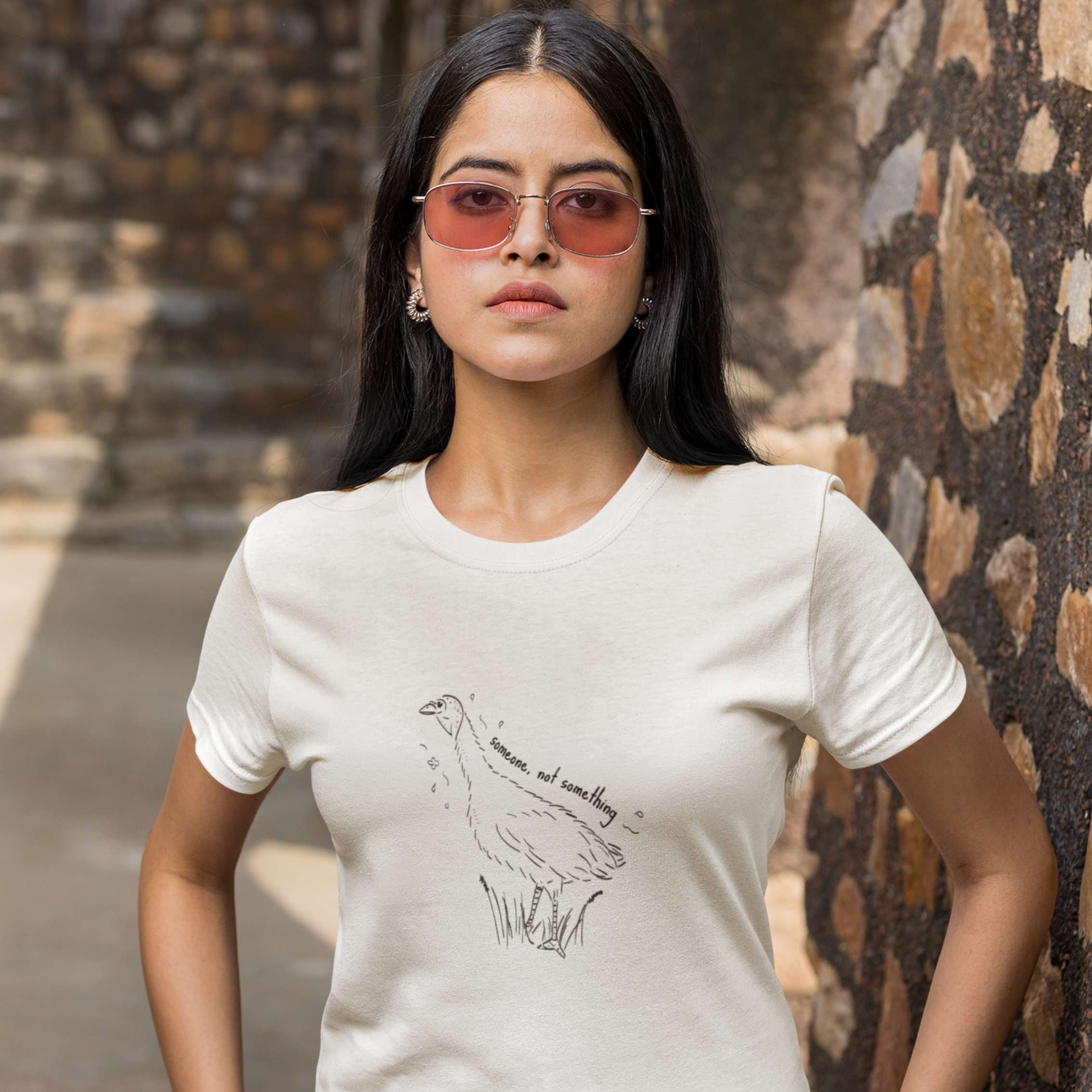 Camiseta Blanca Estampada "Someone, not something" - duck