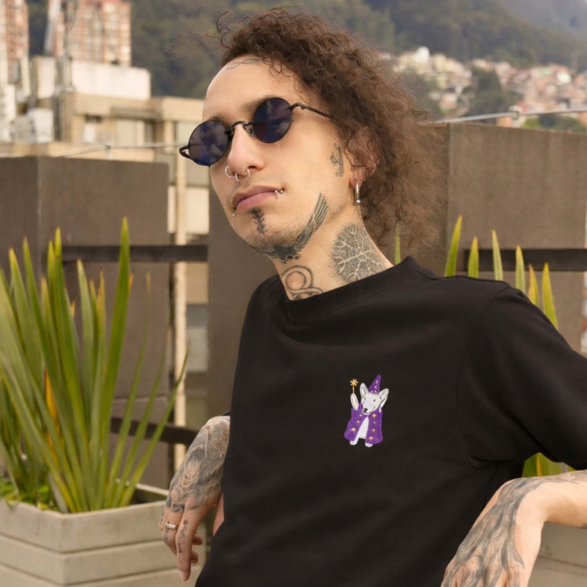 Camiseta Negra Bordada "Magic Dog"